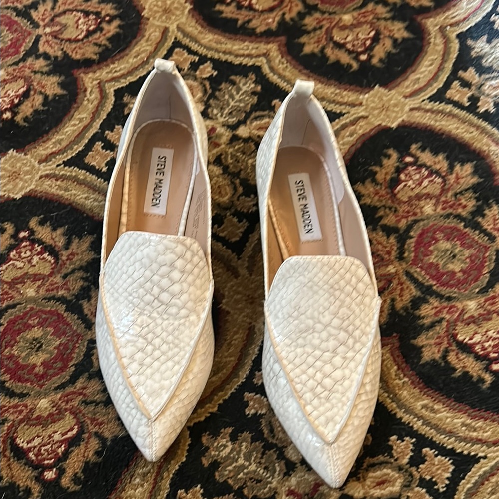 Steve Madden Cream and Gold Flats with Pointed Toe and Textured Design
